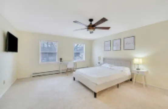 Comfortable and bright home - near downtown Mystic.