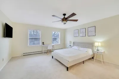 Comfortable and bright home - near downtown Mystic.