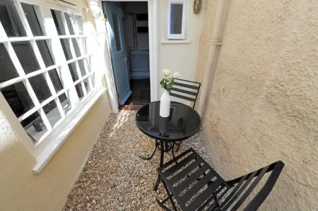 Little Monmouth, Lyme Regis Old Town, 4 bed, parking, pet friendly Отели в г. Лайм-Регис