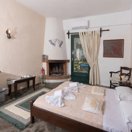 Arolithos Traditional Village Hotel Отели рядом с достопримечательностью «Пляж Амудара»