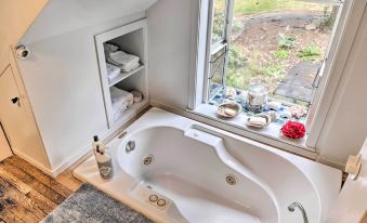 Charming Historic Retreat Near Poverty Bay!