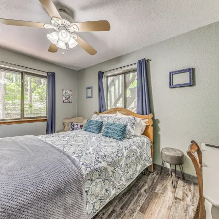 Quaint Cloudcroft Cabin w/ Stunning Forest Views!