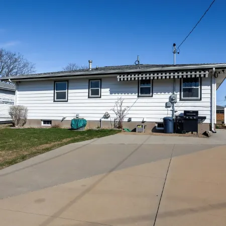 Charming 3 Bedroom 2.5 Bathroom House centrally located in Dubuque IA.
