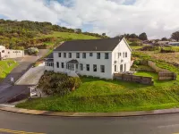 Lands End Hotels near Bluff