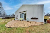 Missouri Couple's Retreat: 'Shouse' w/ Patio, Yard - Homestays