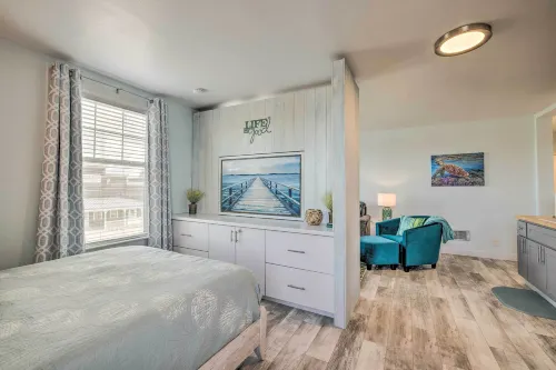 Adorable Downtown Studio - 1 Block to Long Beach! - 3-Star