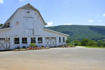Mountain Cove Farms Resort Hotels near Pigeon Mountain