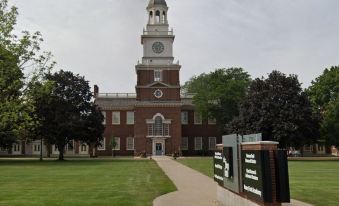 Stay in Browntown for 4: Cozy Room with MiniFridge