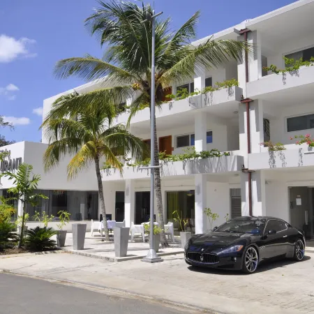 Infiniti Blu Luxury Ocean Front Condos