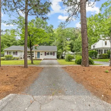 Charming Downtown Corner Cottage - 1 Block Walk to Food & Fun - Dog Friendly