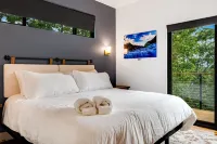 Modern Brand-New Mountain chalet.  Hot tub and stunning views.  Pet friendly!