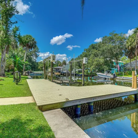 Canal-Front Outdoor Oasis: Home in Crystal Water