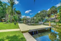 Canal-Front Outdoor Oasis: Home in Crystal Water - 3-stjärniga