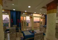 إطلالة على الأهرامات