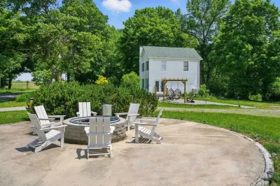 Grange Hill Farmhouse - unwind in wine country, 15 minutes from Lake Michigan Hotel in zona Andrews University Department of Communication