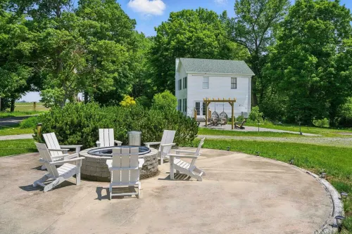 Grange Hill Farmhouse - unwind in wine country, 15 minutes from Lake Michigan