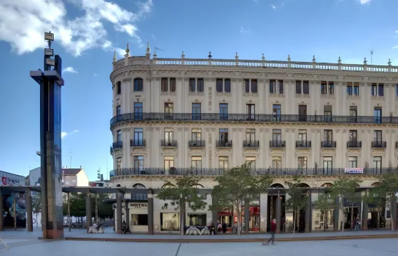 皮拉爾廣場酒店