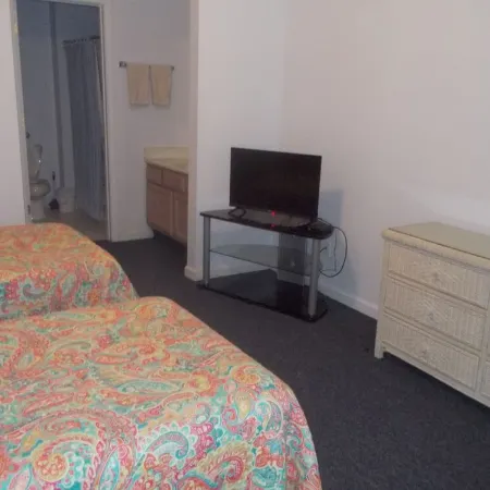 Top Floor with Balcony, with a Pool View, 4 Minutes to Beach