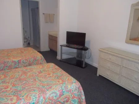 Top floor with balcony, across from pool & activity center, 4 minutes to beach Отели рядом с достопримечательностью «Парк Сансет Бич»