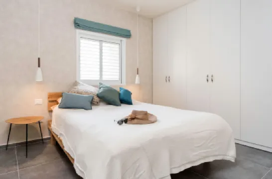 Modern 2BR Apt w Private Parking in City Center  호텔