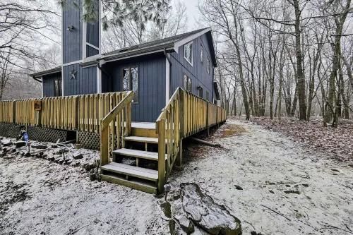 Shady Pines by Avantstay Enclosed Porch, Game Rooms, & Lake/beach Access!