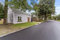 Golden Girls Cottage in Historic Mansion District