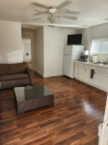 Cozy 1 bedroom cabin in peaceful Trinity Center with AC