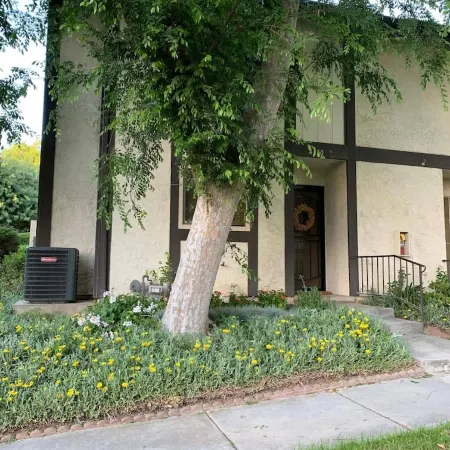 Cozy 2-bedroom condo in peaceful Riverside - Entire Place