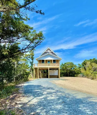 Charming 2-Bedroom, New Custom Home, Linens Provided, Walk to the Beach!
