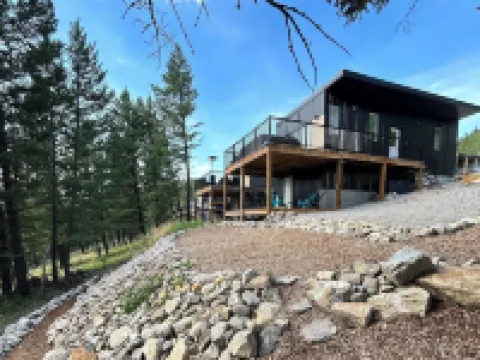 Mountainside Getaway with Games Room Hotels in Crowsnest Pass