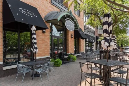 Convenient to lakes, bike trails, parks.  Dog-friendly. Fenced Yard. Отели рядом с достопримечательностью «Park Nicollet Eye Care and Optical Store St. Louis Park»