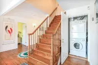 4 Bdr w/ Private Hot Tub, Backyard and Deck!