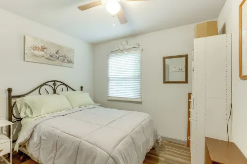 Ludington Cottage w/ Lake Views & Boat Parking - Wi-Fi