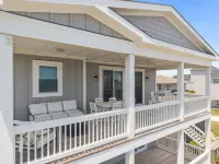 Luxe 4 Bedroom Home w/ Ocean views & Quick Private Beach Access in Surf City!