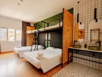 Wonder Hostel Hotels near Seminario