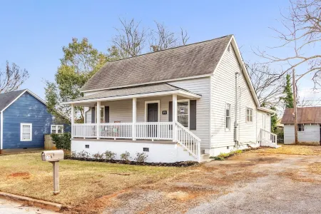Charming 2BR Walkable to Swamp Rabbit Trail Отели в г. Паркер