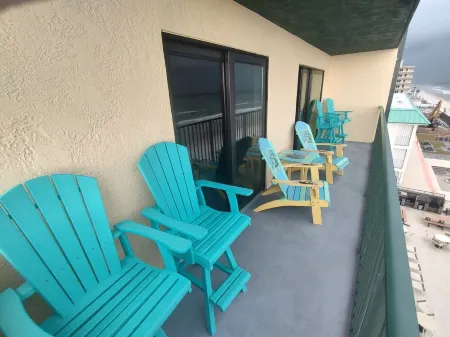 SUNGLOW RESORT 503 Spacious Deluxe Ocean Front Corner Suite with Large Balcony Отели рядом с достопримечательностью «Парк Ван Авеню»