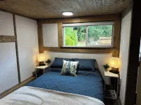 Private and cozy cabin with mountain views! Minutes away from historic Hope BC.