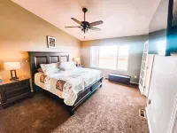Peaceful Falcon Hot Tub Pet Friendly 3 King Beds - Homestays