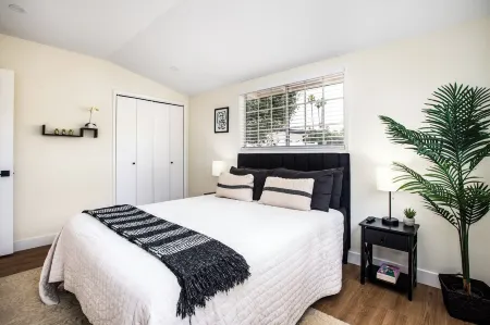 Brand New 4BR: Fireplace, Foosball, table tennis, Reseda. Отели в г. Калабасас