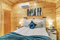 Pam's Treehouse Cabin #3 - Cozy Cabin Right on a Creek!