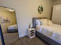 Hidden Gem in CityPlace for executives - comfortably designed with Pool and Gym