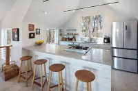 Charming 2-bedroom house on Chappy with pool, Tennis, pickleball, WiFi and AC