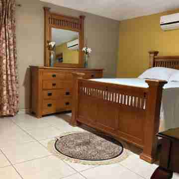 Big cozy house in gated community behind the American Consulate, 10-minute WALK. Rooms