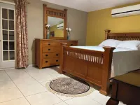 Big cozy house in gated community behind the American Consulate, 10-minute WALK.