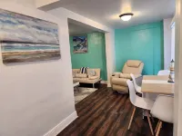 Beach Vibes 2-bedroom house 1 bath. with AC, WiFi in delightful St. Petersburg