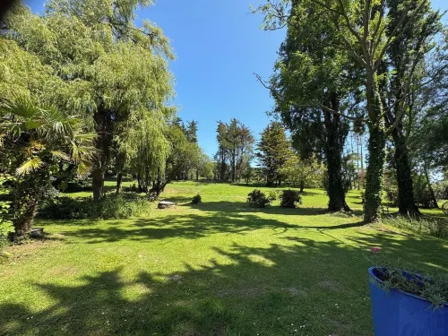 Villa with wooded park, near beach and paths Hotels in Locmaria