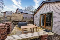 Ashenhurst; woodland lodge for 4 with hot tub, BBQ, near Alton Towers.