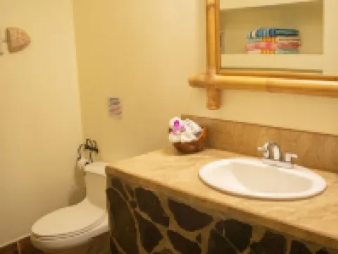 Private suite 103 with beautiful gardens, shared pool and BBQ area! Hotels in Dominical