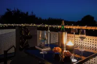 Central, stylish and modern holiday apartment with balcony and box-spring beds